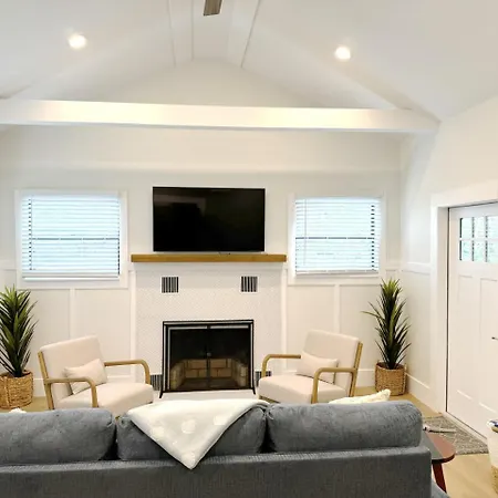 Family Spacious Mid-Century Oasis